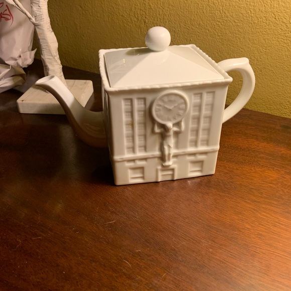 TIFFANY AND COMPANY VINTAGE WHITE TEAPOT - Picture 5 of 16